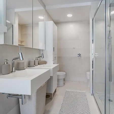 Daire Exclusive Penthouse - 85m Pool - Private Garage - 3 Terraces *